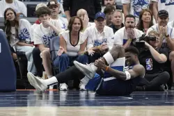 Timberwolves’ Edwards leaves Game 2 with sprained left ankle